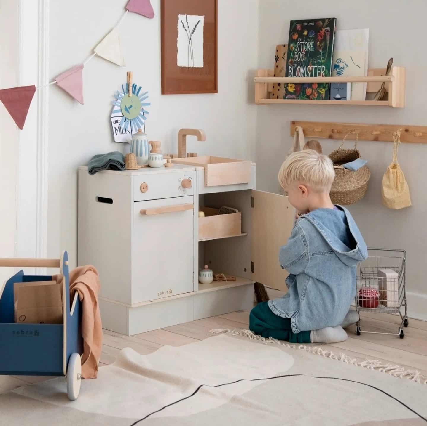 Évier de cuisine jouet en bois Sebra – mobilier enfant durable et design pour chambre ou coin jeu // Hëllø Blogzine www.hello-hello.fr