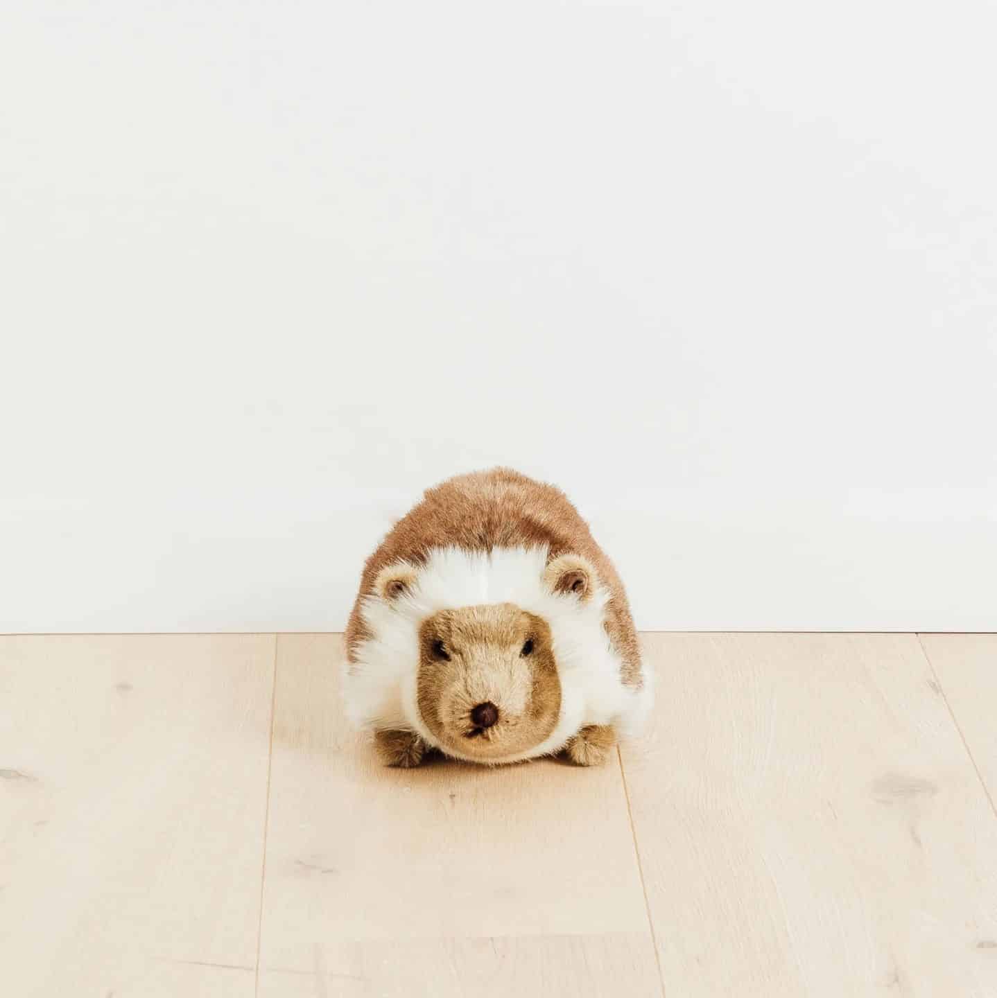 Peluche hérisson Alfred La Pelucherie – cadeau de naissance haut de gamme // Hëllø Blogzine www.hello-hello.fr
