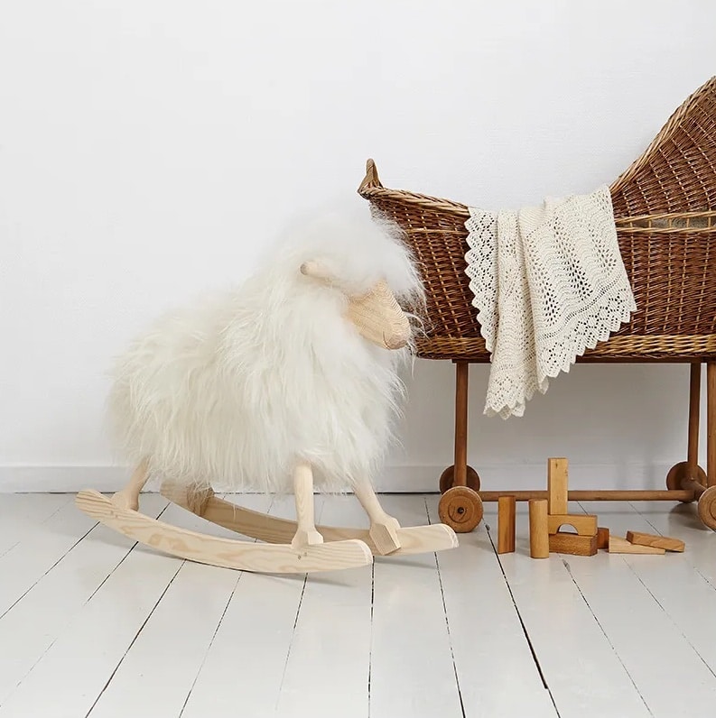Mouton à bascule Danish Crafts – jouet en bois scandinave // Hëllø Blogzine www.hello-hello.fr