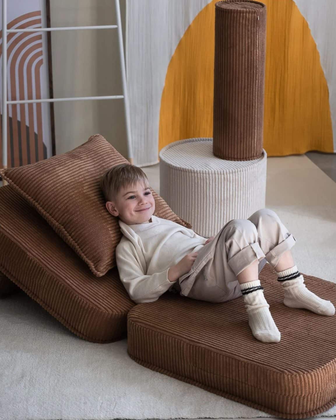 Chauffeuse enfant en velours côtelé Wigiwama – mobilier déco et confortable // Hëllø Blogzine www.hello-hello.fr