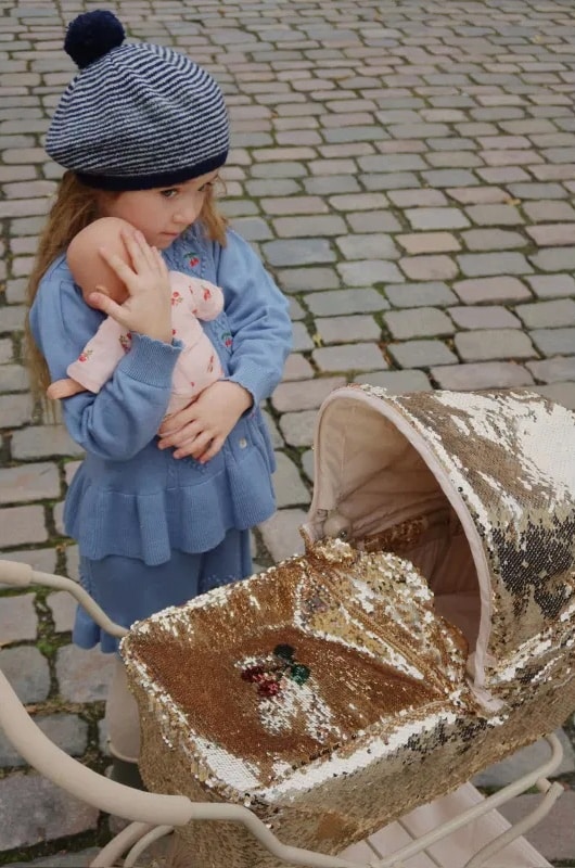 Landau pour poupée Sparkly doré Konges Sløjd – jouet d’exception design en métal et tissu pour chambre d’enfant // Hëllø Blogzine www.hello-hello.fr