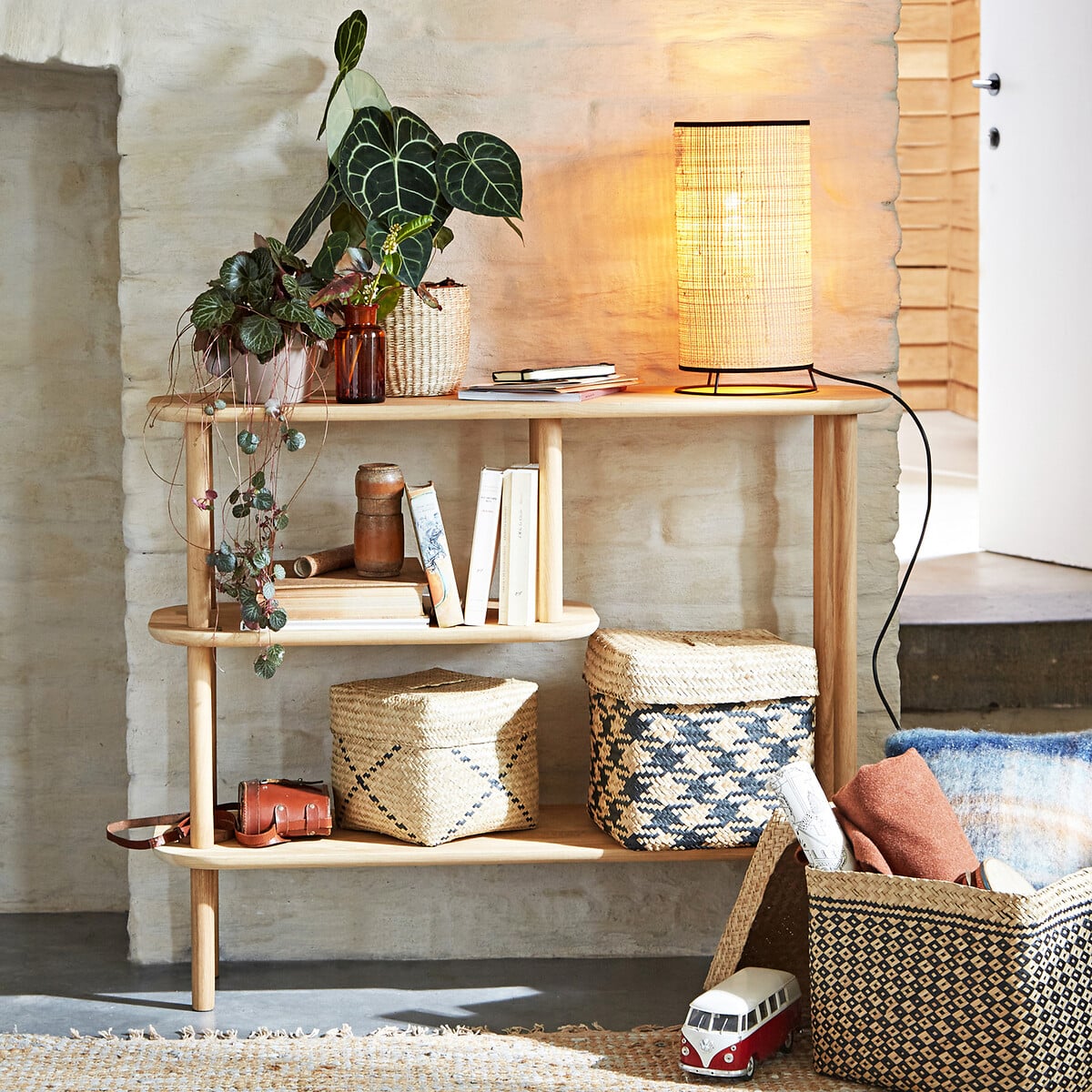 9 idées déco pour habiller l’arrière d’un canapé : console, bureau, enfilade ou banc. Inspirez-vous pour optimiser et styliser votre salon ! // Hëllø Blogzine www.hello-hello.fr