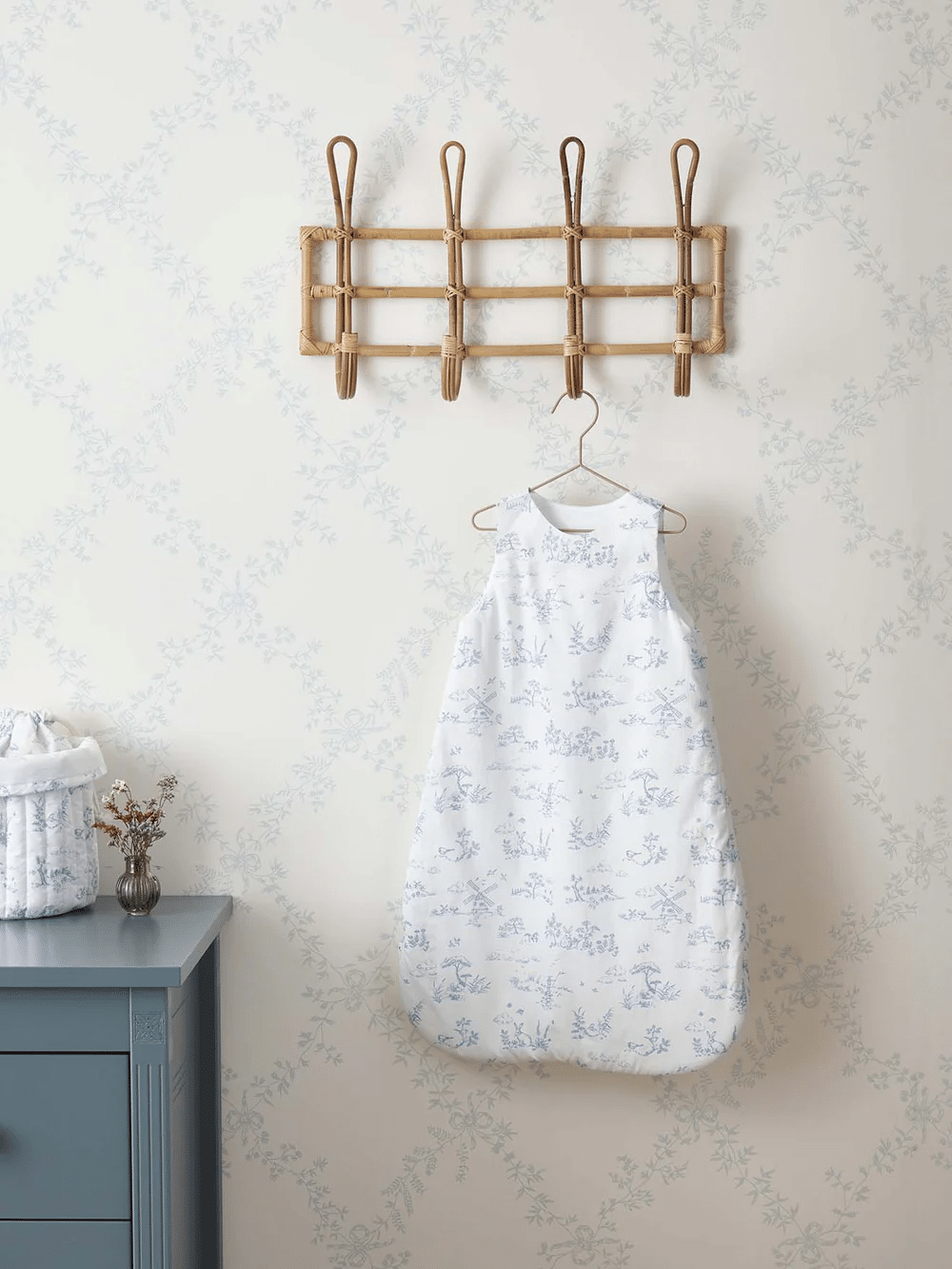 Craquez pour la gigoteuse en toile de Jouy, parfaite pour une chambre de bébé douce et pleine de charme. Un motif iconique revisité pour créer un cocon à la fois tendre et élégant. #bebe #gigoteuse #toiledejouy #chambrebebe #decoenfant