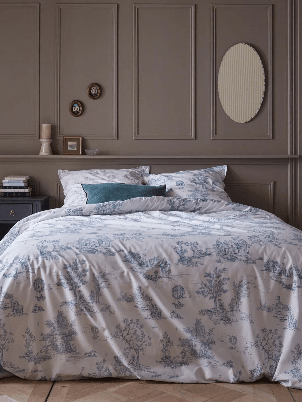 Envie d’une chambre élégante et apaisante ? Cette parure de lit en toile de Jouy transforme l’espace en cocon raffiné, entre tradition et modernité. Un indispensable pour une déco douce et intemporelle. #lingedelit #toiledejouy #decochambre #chambreadulte #decoinspiration Craquez pour la gigoteuse en toile de Jouy, parfaite pour une chambre de bébé douce et pleine de charme. Un motif iconique revisité pour créer un cocon à la fois tendre et élégant. #bebe #gigoteuse #toiledejouy #chambrebebe #decoenfant // Hëllø Blogzine www.hello-hello.fr
