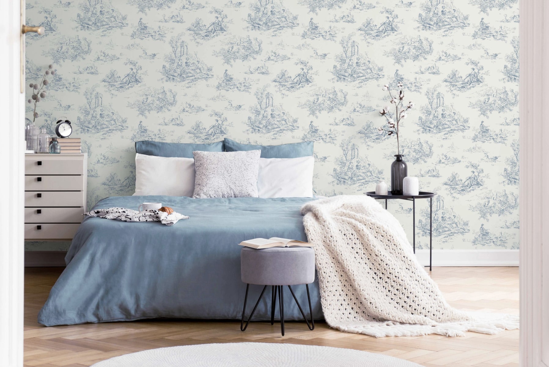 Le papier peint toile de Jouy s’impose comme la pièce forte de la déco. Idéal pour transformer un mur en véritable décor et donner du caractère à son intérieur. #papierpeint #toiledejouy #decomurale #interiordesign #tendancedeco Craquez pour la gigoteuse en toile de Jouy, parfaite pour une chambre de bébé douce et pleine de charme. Un motif iconique revisité pour créer un cocon à la fois tendre et élégant. #bebe #gigoteuse #toiledejouy #chambrebebe #decoenfant // Hëllø Blogzine www.hello-hello.fr