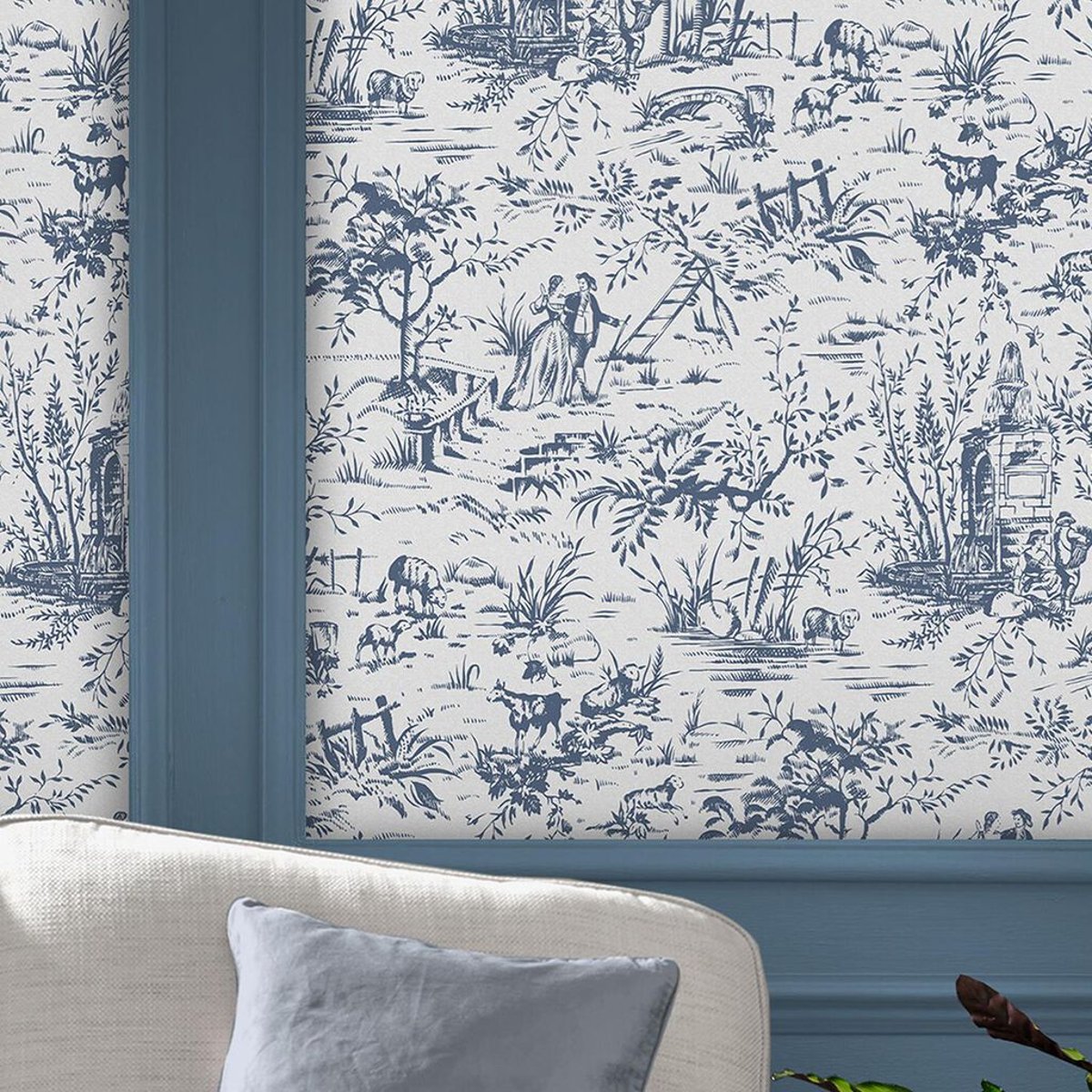 Le papier peint toile de Jouy s’impose comme la pièce forte de la déco. Idéal pour transformer un mur en véritable décor et donner du caractère à son intérieur. #papierpeint #toiledejouy #decomurale #interiordesign #tendancedeco