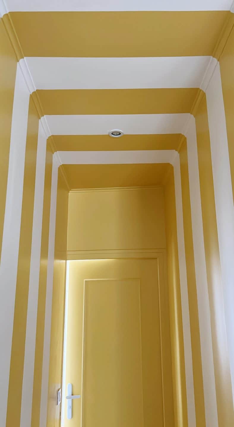 ✨ 5 idées déco pour transformer un couloir : peinture graphique, papier peint au plafond, fresque murale, lambris ou moulures… De quoi donner du style à cet espace souvent oublié ! 🏡💛 #deco #couloir #decorationinterieur #homedecor #decointerieur #maison  // Hellø Blogzine blog deco & lifestyle www.hello-hello.fr