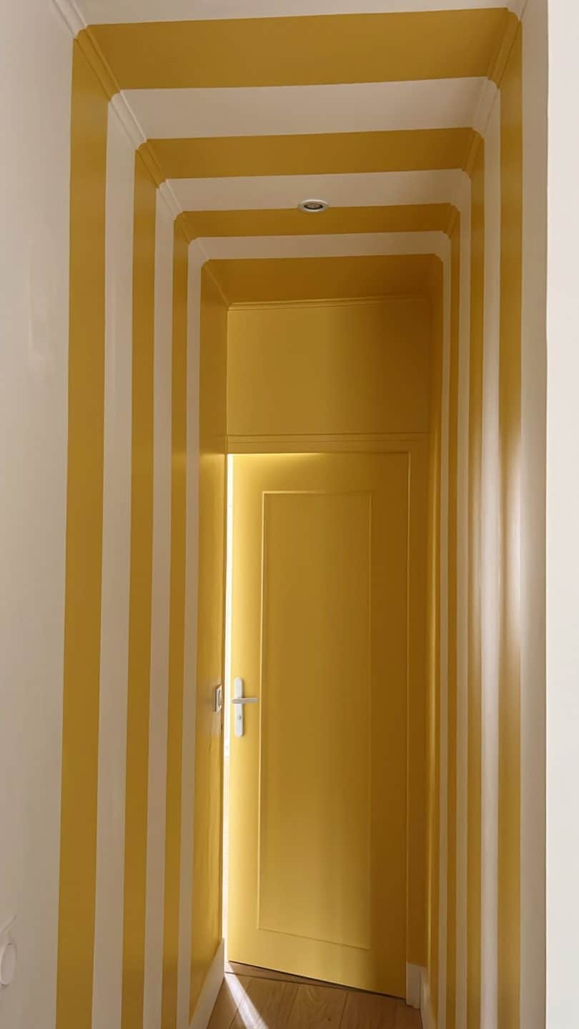✨ 5 idées déco pour transformer un couloir : peinture graphique, papier peint au plafond, fresque murale, lambris ou moulures… De quoi donner du style à cet espace souvent oublié ! 🏡💛 #deco #couloir #decorationinterieur #homedecor #decointerieur #maison  // Hellø Blogzine blog deco & lifestyle www.hello-hello.fr