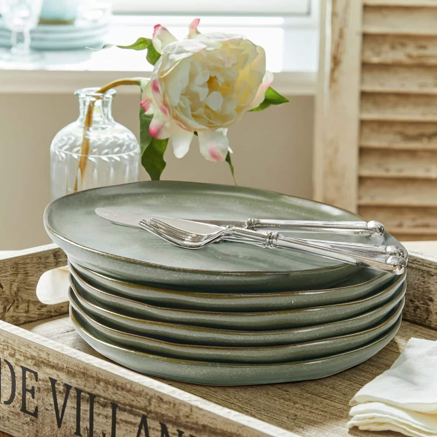 Assiettes - Table d’été extérieur, décoration de table, art de la table outdoor… Découvrez comment créer une table d’été élégante avec LOBERON : inspirations jardin, terrasse et balcon // Hellø Blogzine blog deco & lifestyle www.hello-hello.fr