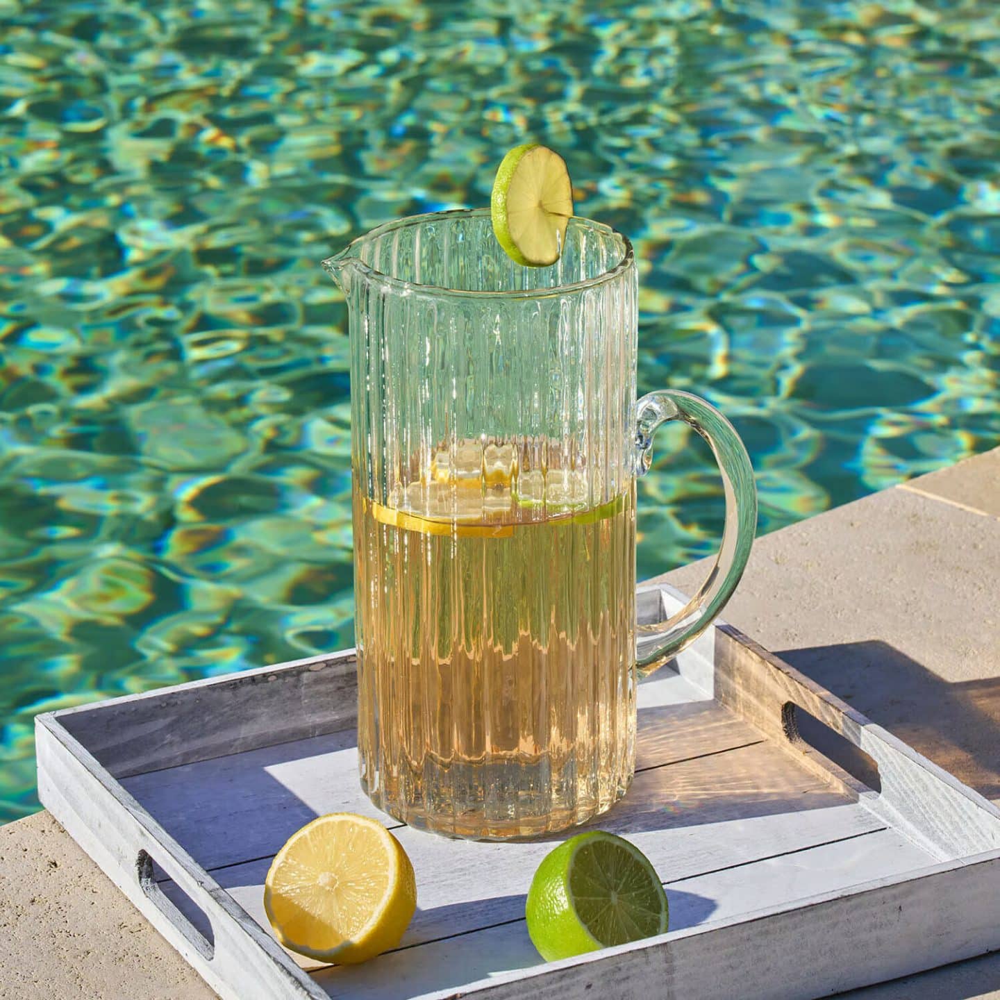 Carafe - Table d’été extérieur, décoration de table, art de la table outdoor… Découvrez comment créer une table d’été élégante avec LOBERON : inspirations jardin, terrasse et balcon // Hellø Blogzine blog deco & lifestyle www.hello-hello.fr