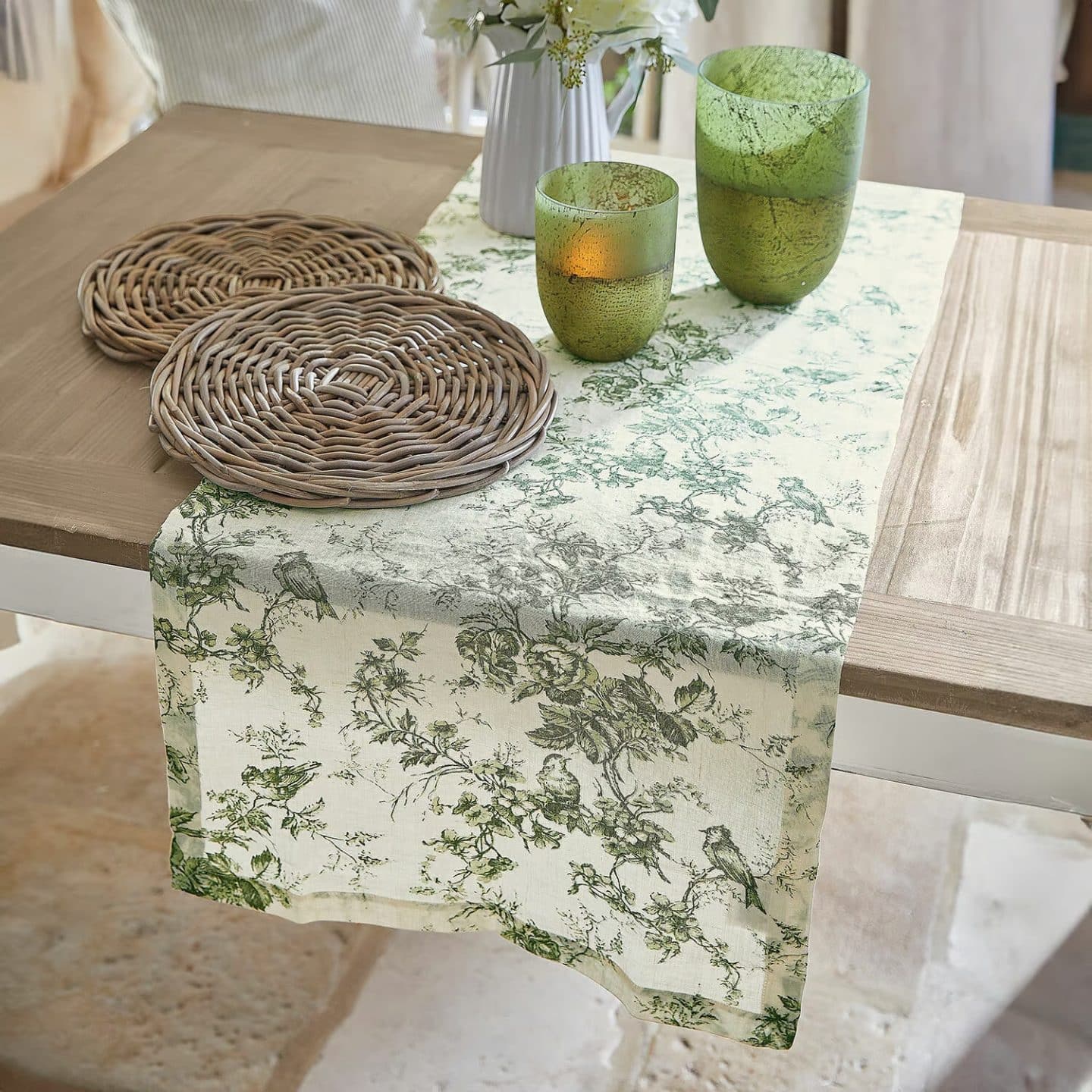Chemin de table - Table d’été extérieur, décoration de table, art de la table outdoor… Découvrez comment créer une table d’été élégante avec LOBERON : inspirations jardin, terrasse et balcon // Hellø Blogzine blog deco & lifestyle www.hello-hello.fr