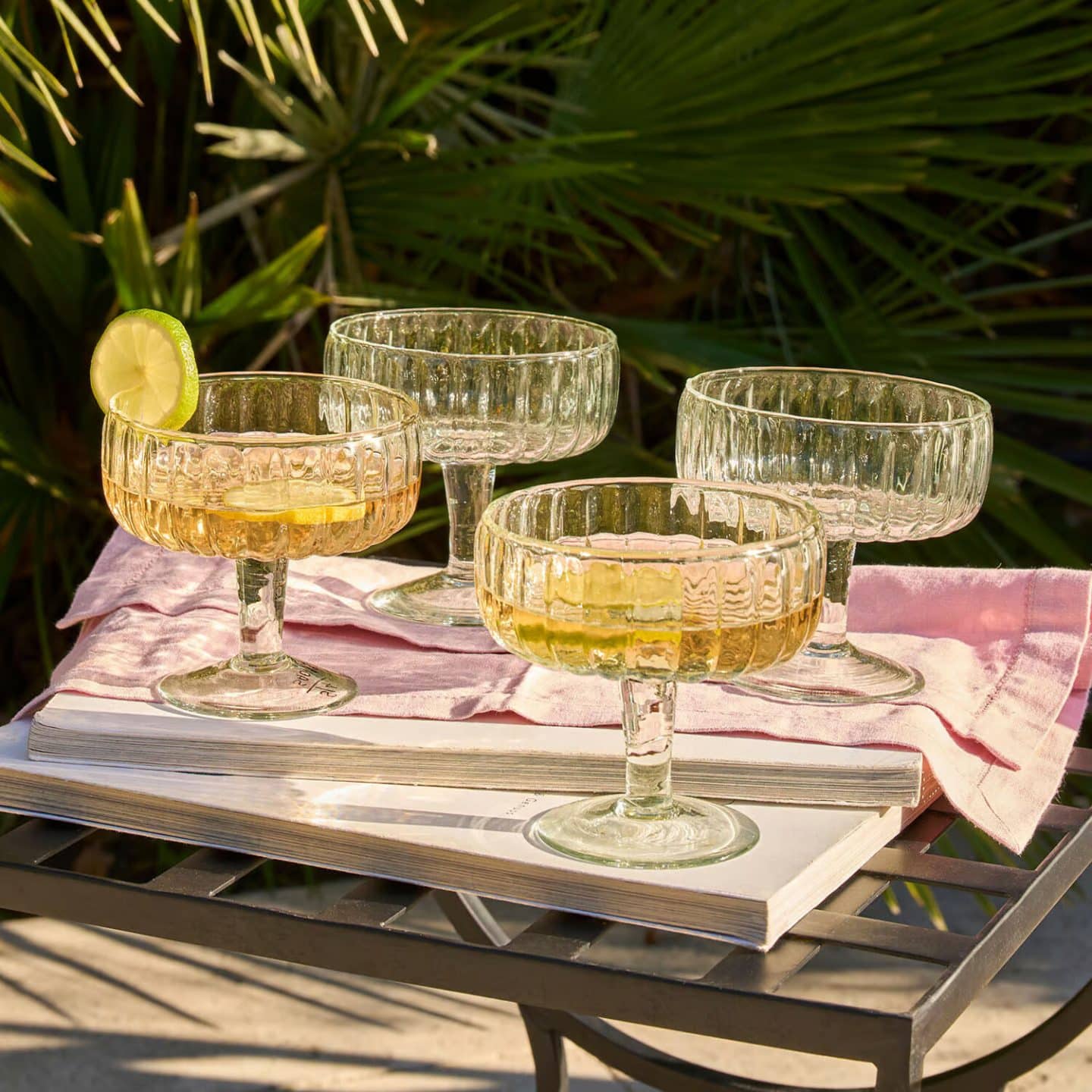 Coupes - Table d’été extérieur, décoration de table, art de la table outdoor… Découvrez comment créer une table d’été élégante avec LOBERON : inspirations jardin, terrasse et balcon // Hellø Blogzine blog deco & lifestyle www.hello-hello.fr