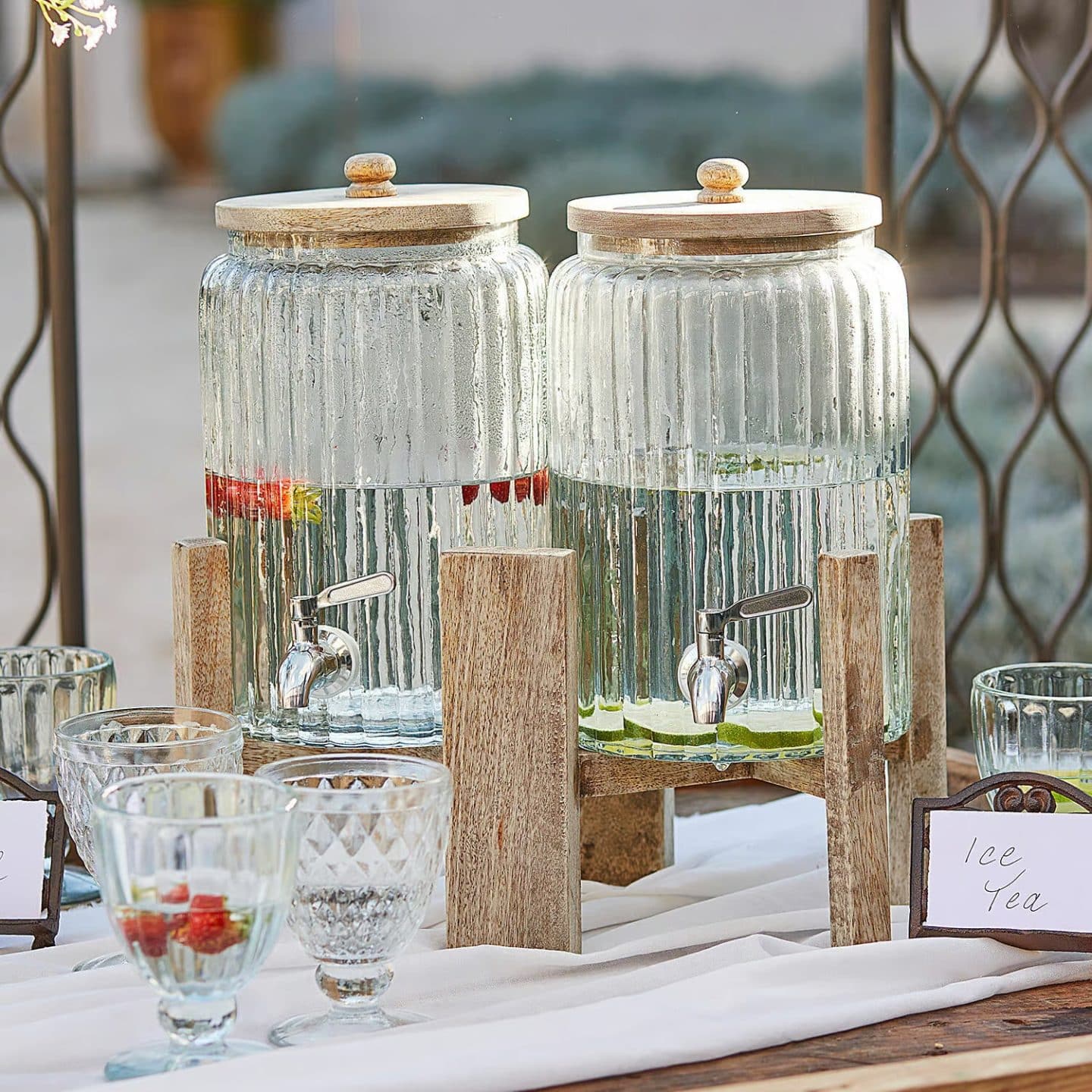 Distributeur de boisson - Table d’été extérieur, décoration de table, art de la table outdoor… Découvrez comment créer une table d’été élégante avec LOBERON : inspirations jardin, terrasse et balcon // Hellø Blogzine blog deco & lifestyle www.hello-hello.fr