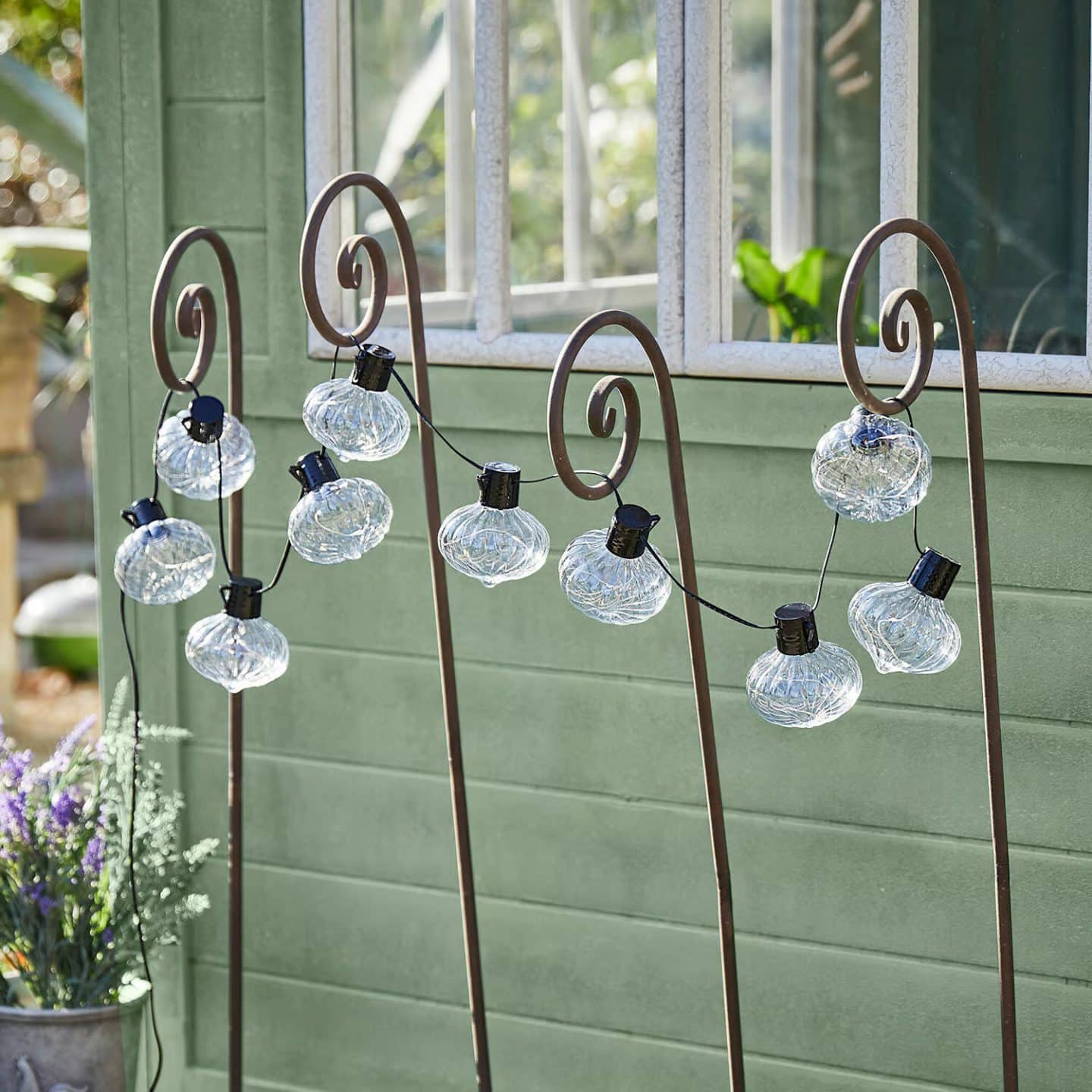 Guirlande extérieure - Table d’été extérieur, décoration de table, art de la table outdoor… Découvrez comment créer une table d’été élégante avec LOBERON : inspirations jardin, terrasse et balcon // Hellø Blogzine blog deco & lifestyle www.hello-hello.fr