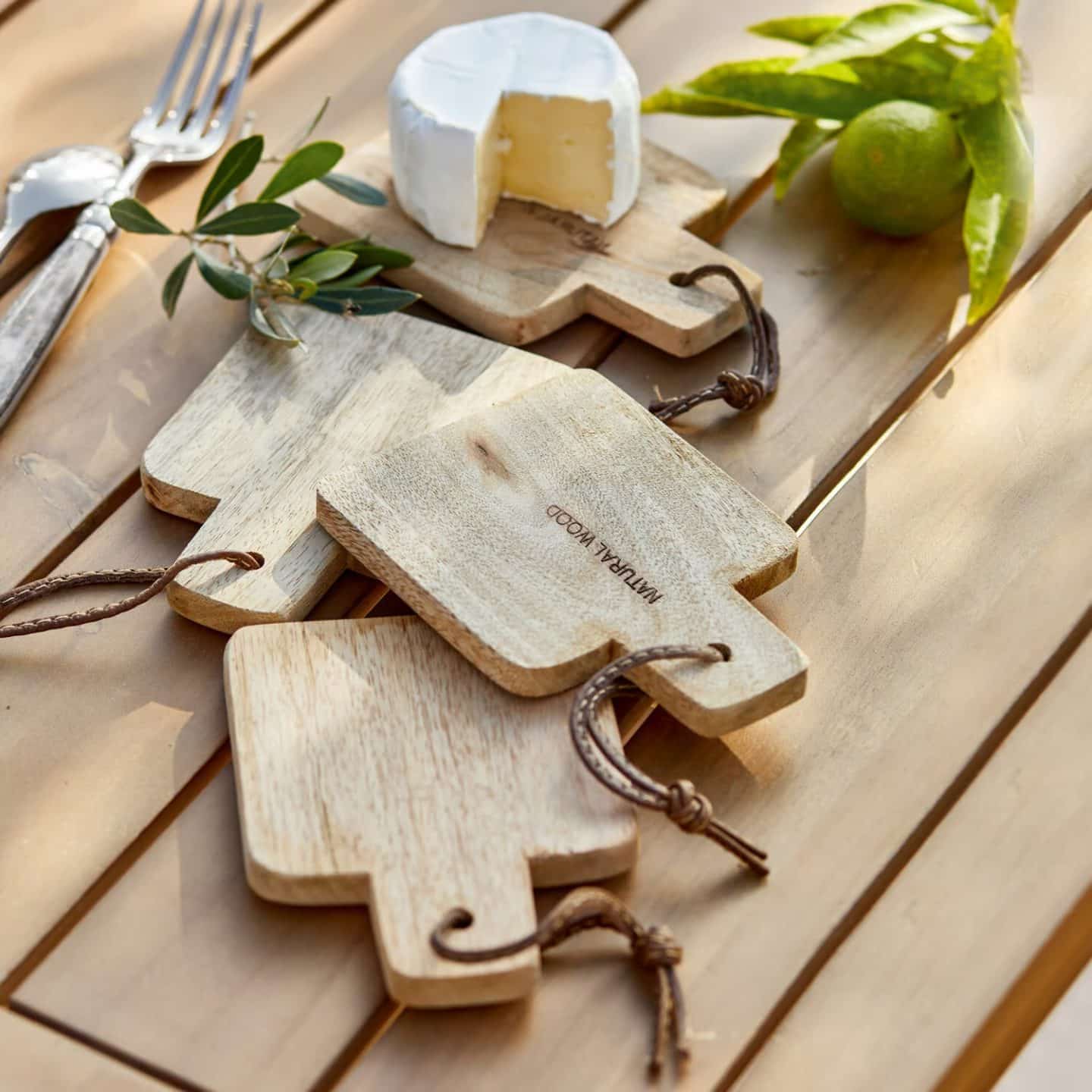 Planches de bois - Table d’été extérieur, décoration de table, art de la table outdoor… Découvrez comment créer une table d’été élégante avec LOBERON : inspirations jardin, terrasse et balcon // Hellø Blogzine blog deco & lifestyle www.hello-hello.fr