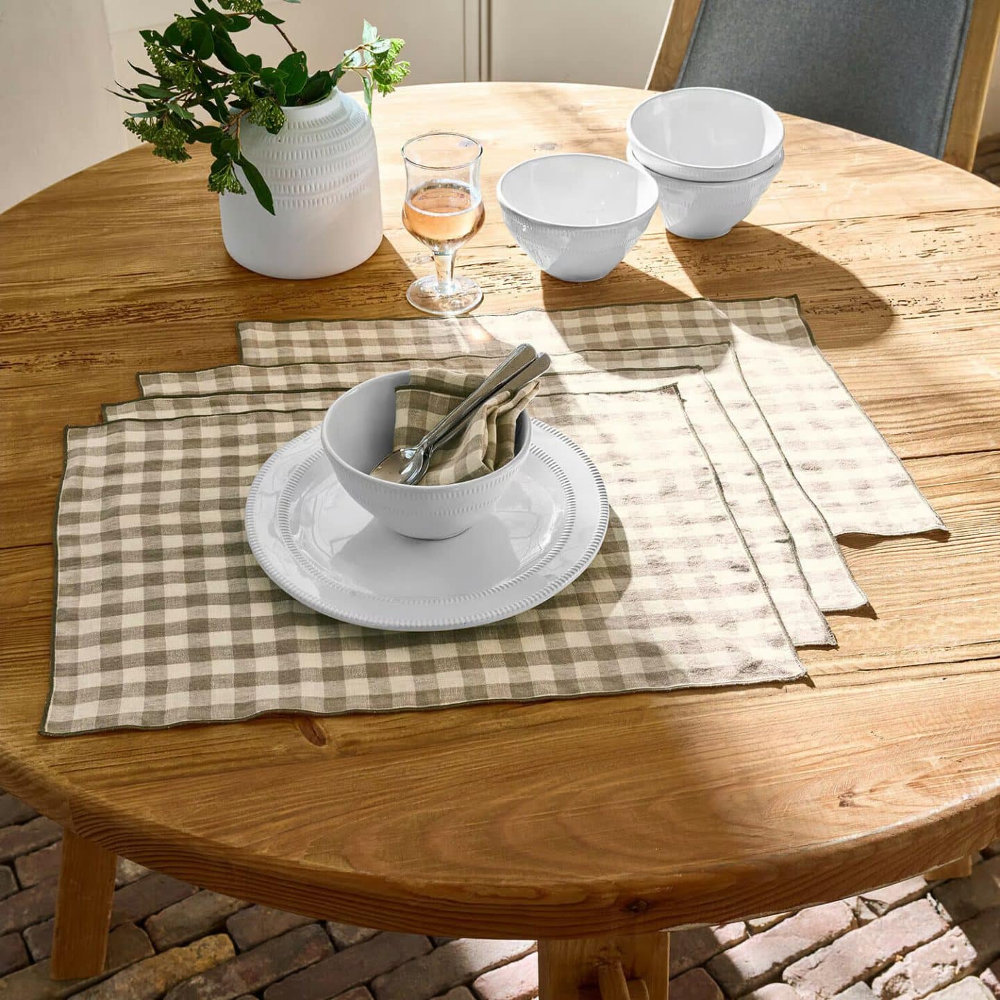 Sets de table à carreaux - Table d’été extérieur, décoration de table, art de la table outdoor… Découvrez comment créer une table d’été élégante avec LOBERON : inspirations jardin, terrasse et balcon // Hellø Blogzine blog deco & lifestyle www.hello-hello.fr