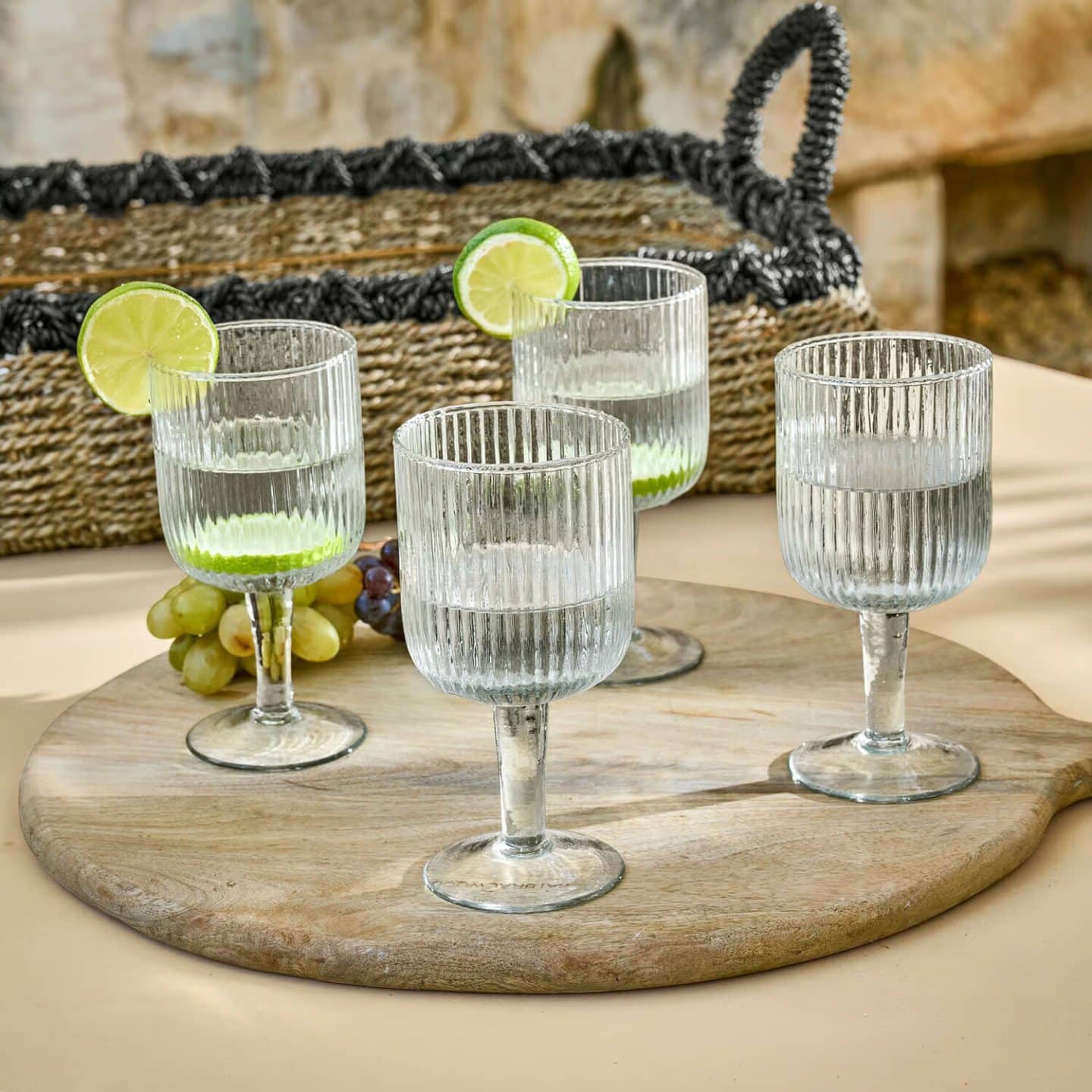 Verres à pied - Table d’été extérieur, décoration de table, art de la table outdoor… Découvrez comment créer une table d’été élégante avec LOBERON : inspirations jardin, terrasse et balcon // Hellø Blogzine blog deco & lifestyle www.hello-hello.fr