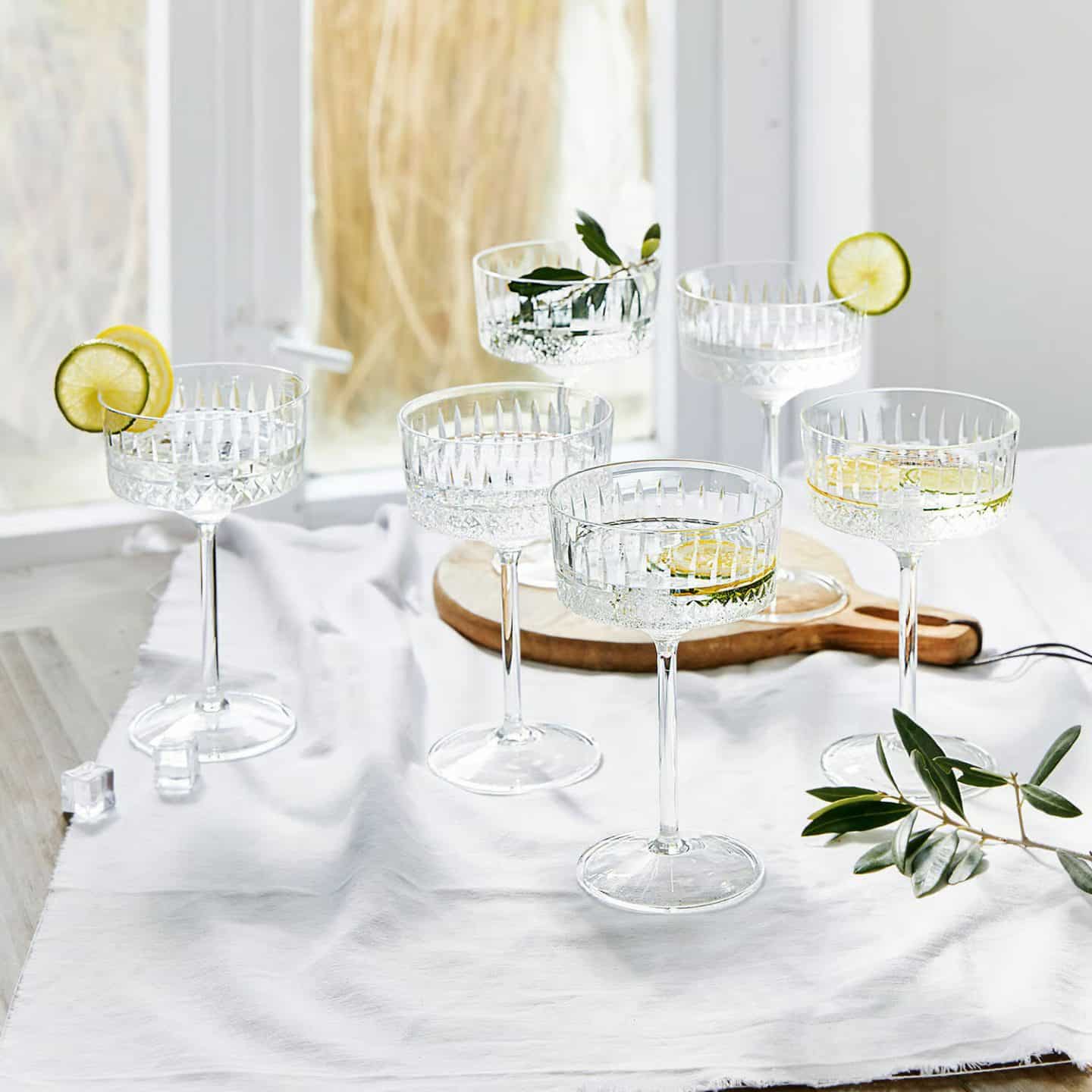 Verres à pied - Table d’été extérieur, décoration de table, art de la table outdoor… Découvrez comment créer une table d’été élégante avec LOBERON : inspirations jardin, terrasse et balcon // Hellø Blogzine blog deco & lifestyle www.hello-hello.fr