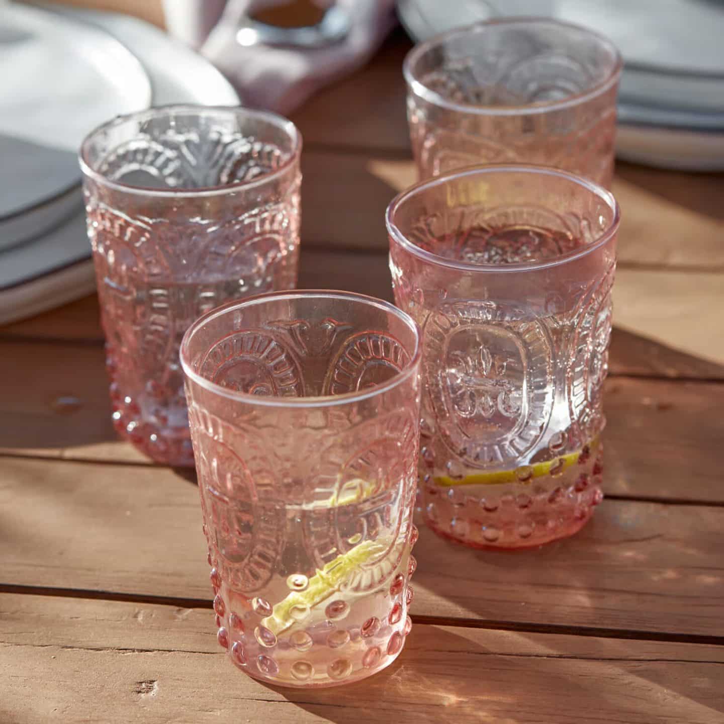 Verres colorés - Table d’été extérieur, décoration de table, art de la table outdoor… Découvrez comment créer une table d’été élégante avec LOBERON : inspirations jardin, terrasse et balcon // Hellø Blogzine blog deco & lifestyle www.hello-hello.fr