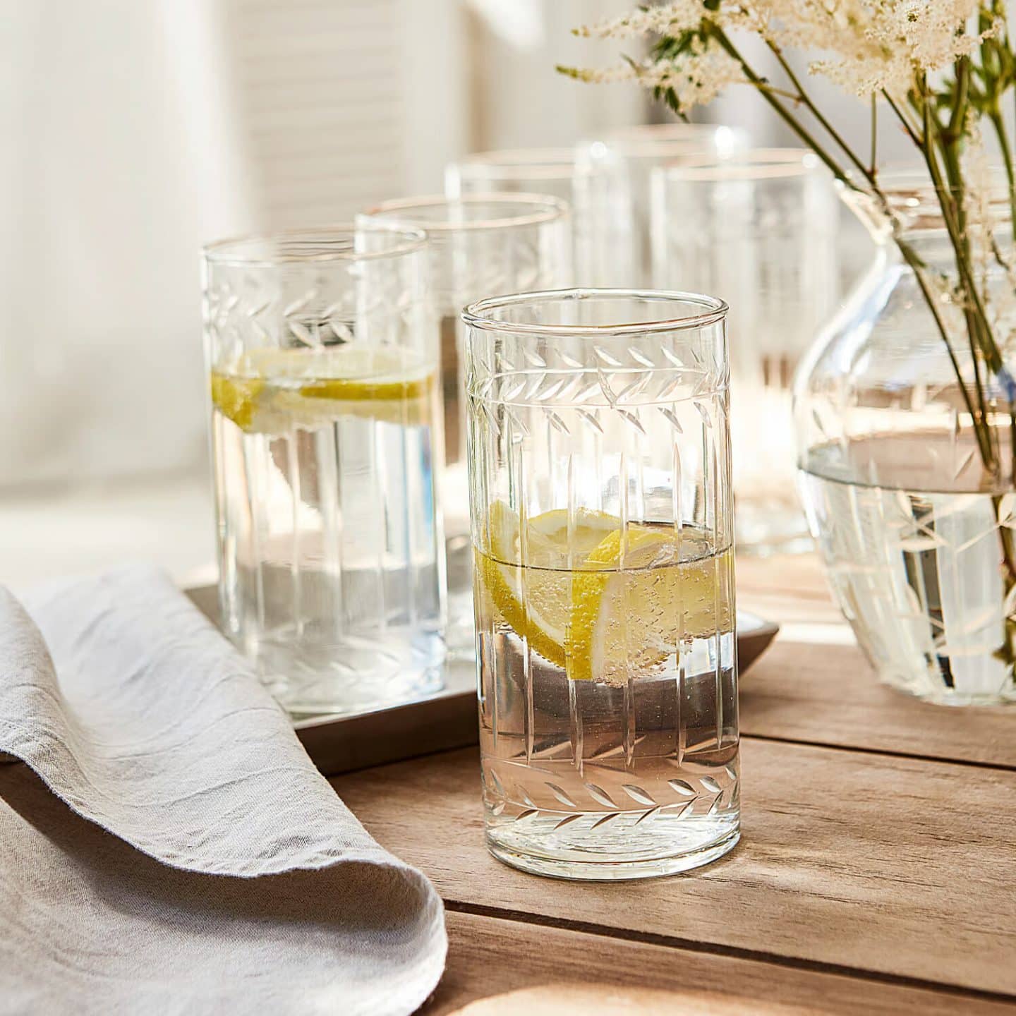 Verres vintage - Table d’été extérieur, décoration de table, art de la table outdoor… Découvrez comment créer une table d’été élégante avec LOBERON : inspirations jardin, terrasse et balcon // Hellø Blogzine blog deco & lifestyle www.hello-hello.fr