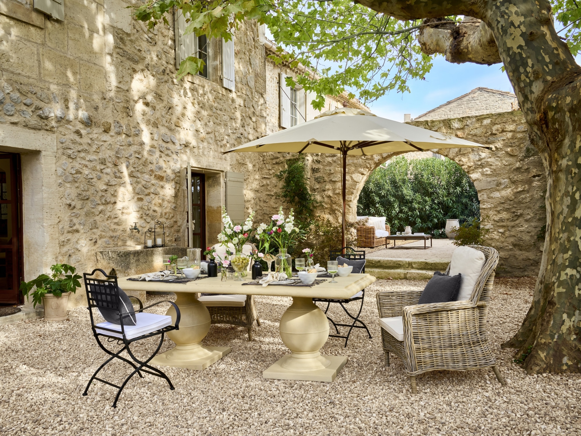 Table d’été extérieur, décoration de table, art de la table outdoor… Découvrez comment créer une table d’été élégante avec LOBERON : inspirations jardin, terrasse et balcon // Hellø Blogzine blog deco & lifestyle www.hello-hello.fr