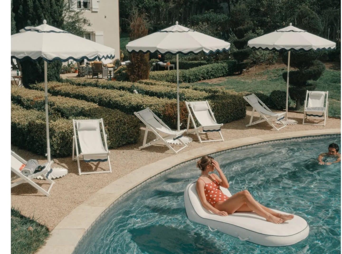 Envie d’un extérieur aussi beau qu’un salon ? Découvrez notre sélection de transats de jardin design, bains de soleil en bois, modèles rétro à rayures et chaises longues tendance pour créer un espace outdoor ultra déco. // Hellø Blogzine blog deco & lifestyle www.hello-hello.fr