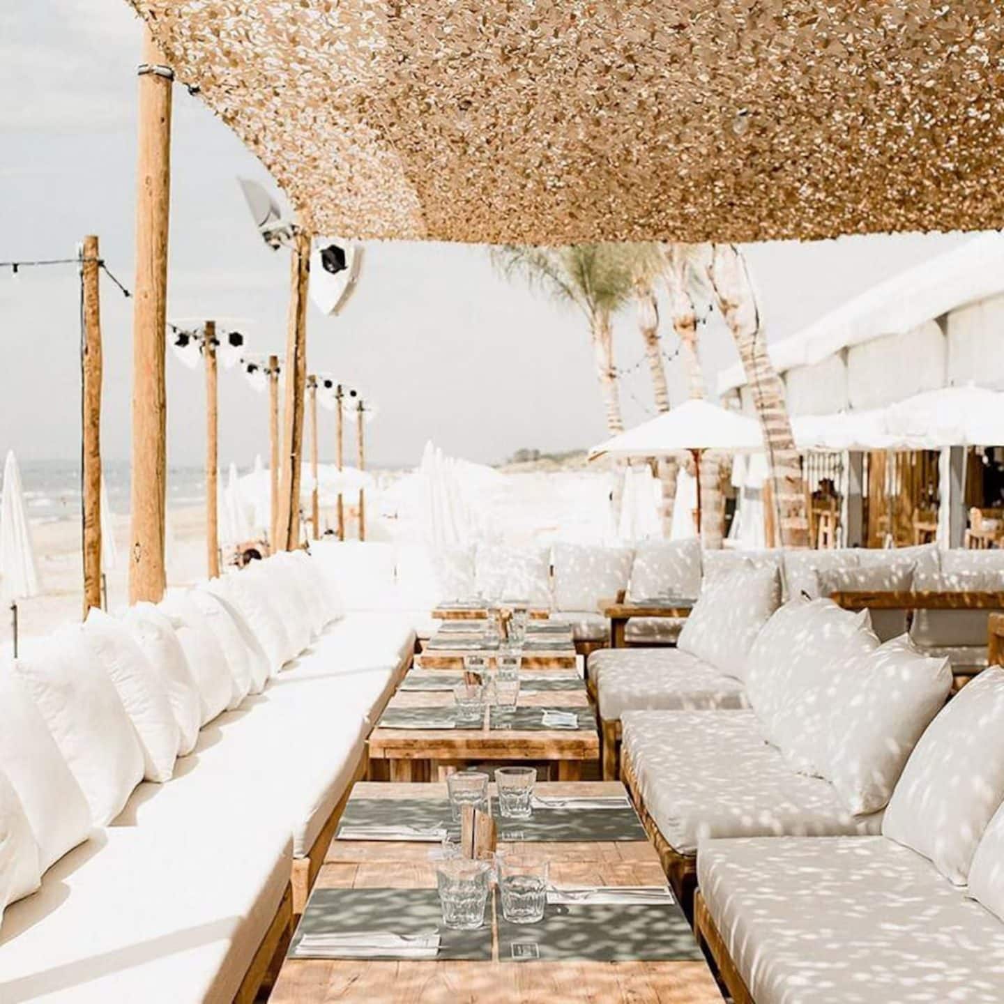 Alternative déco au parasol, les voiles d'ombrage en jute et camouflage apportent une ombre naturelle et du style à votre terrasse ou jardin. Découvrez nos 8 modèles coup de cœur. 🌿☀️ // Hëllø Blogzine blog deco & lifestyle www.hello-hello.fr