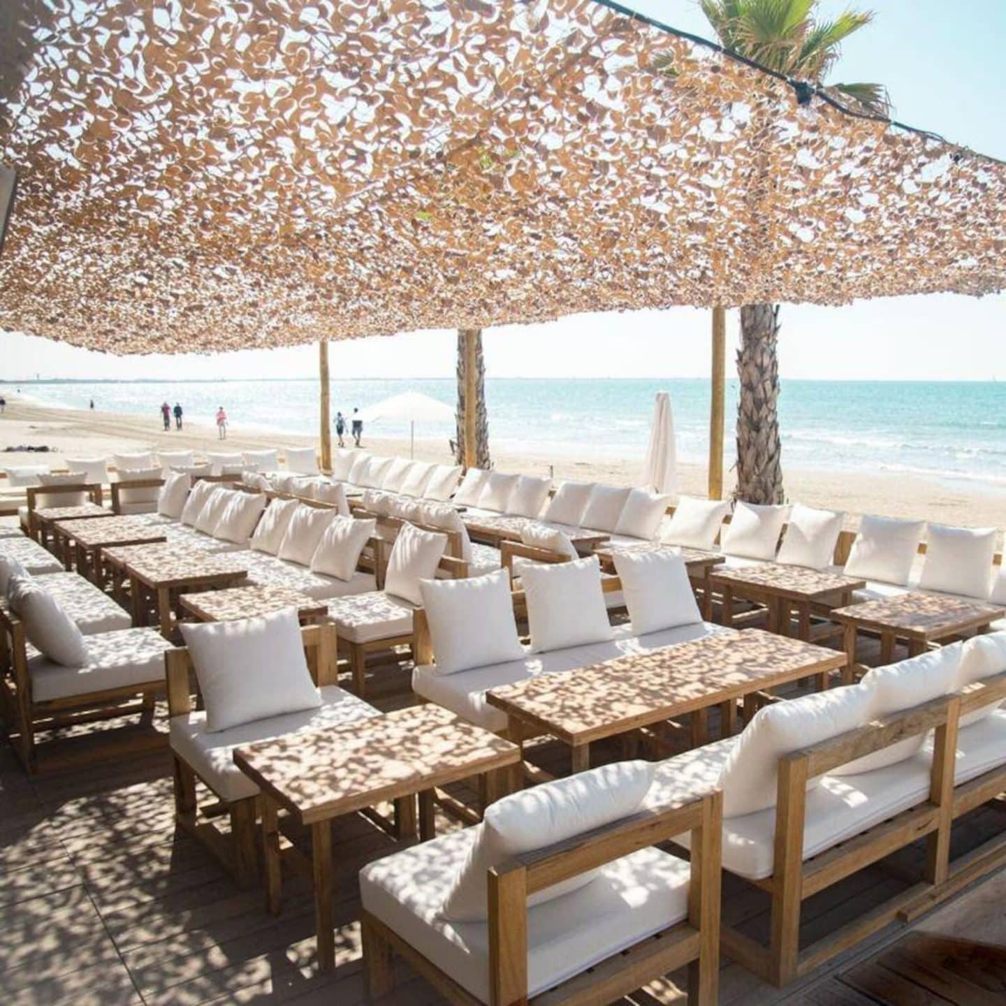 Alternative déco au parasol, les voiles d'ombrage en jute et camouflage apportent une ombre naturelle et du style à votre terrasse ou jardin. Découvrez nos 8 modèles coup de cœur. 🌿☀️ // Hëllø Blogzine blog deco & lifestyle www.hello-hello.fr