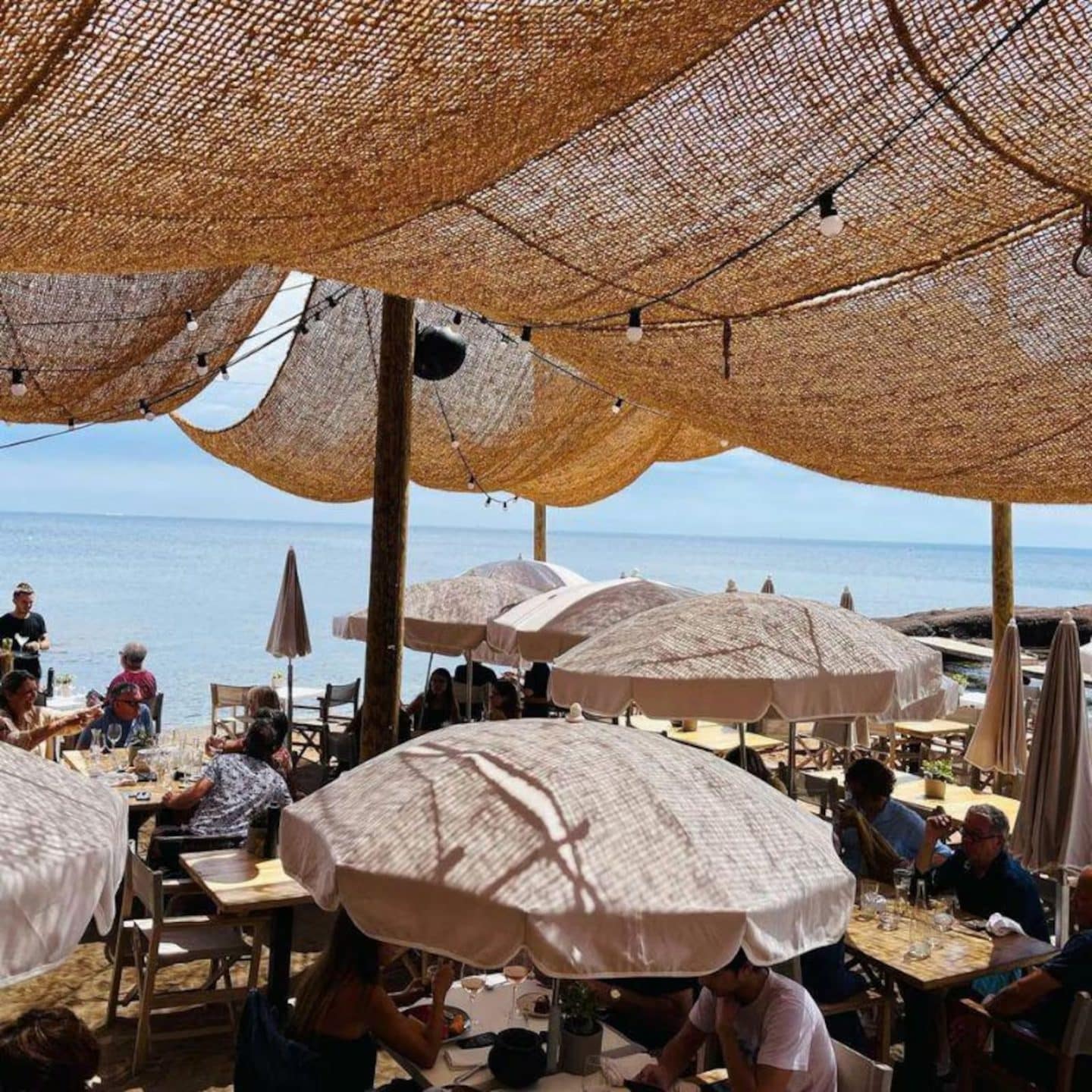 Alternative déco au parasol, les voiles d'ombrage en jute et camouflage apportent une ombre naturelle et du style à votre terrasse ou jardin. Découvrez nos 8 modèles coup de cœur. 🌿☀️ // Hëllø Blogzine blog deco & lifestyle www.hello-hello.fr
