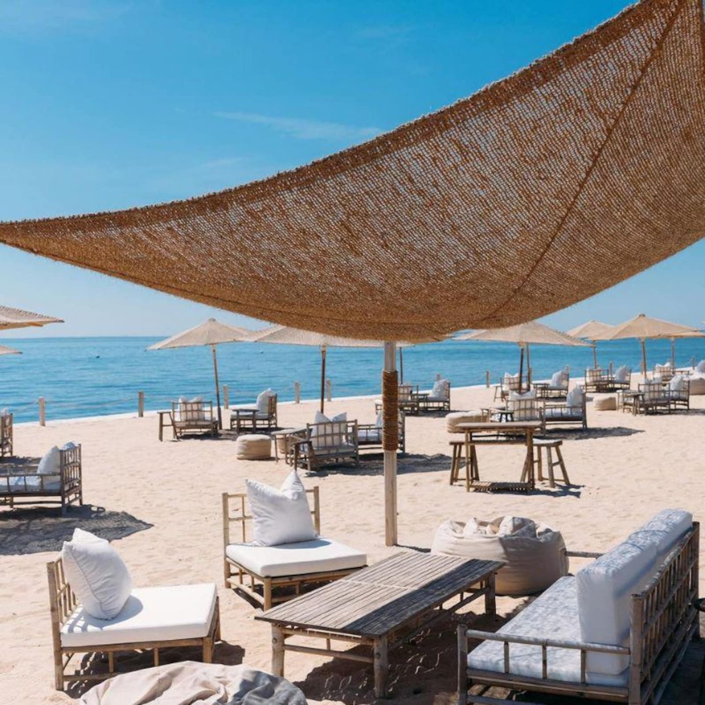 Alternative déco au parasol, les voiles d'ombrage en jute et camouflage apportent une ombre naturelle et du style à votre terrasse ou jardin. Découvrez nos 8 modèles coup de cœur. 🌿☀️ // Hëllø Blogzine blog deco & lifestyle www.hello-hello.fr