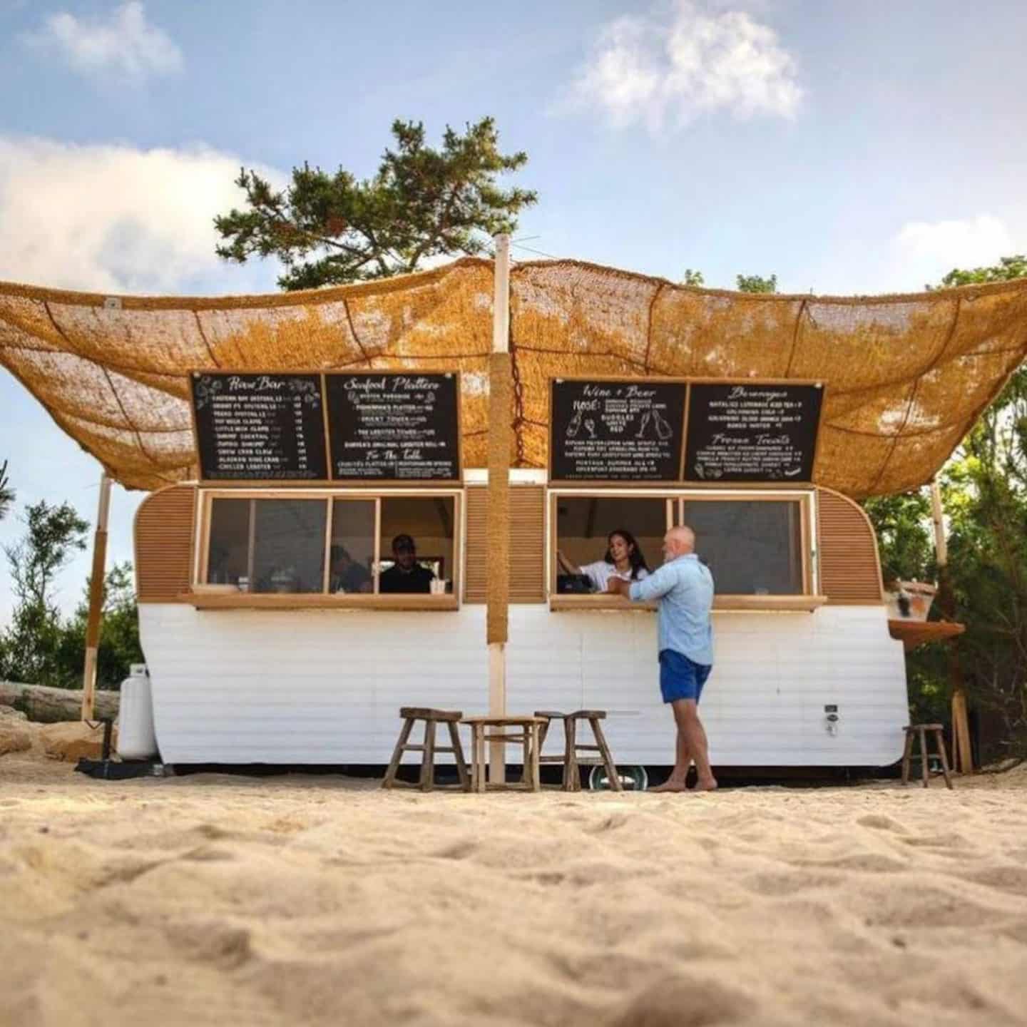 Alternative déco au parasol, les voiles d'ombrage en jute et camouflage apportent une ombre naturelle et du style à votre terrasse ou jardin. Découvrez nos 8 modèles coup de cœur. 🌿☀️ // Hëllø Blogzine blog deco & lifestyle www.hello-hello.fr