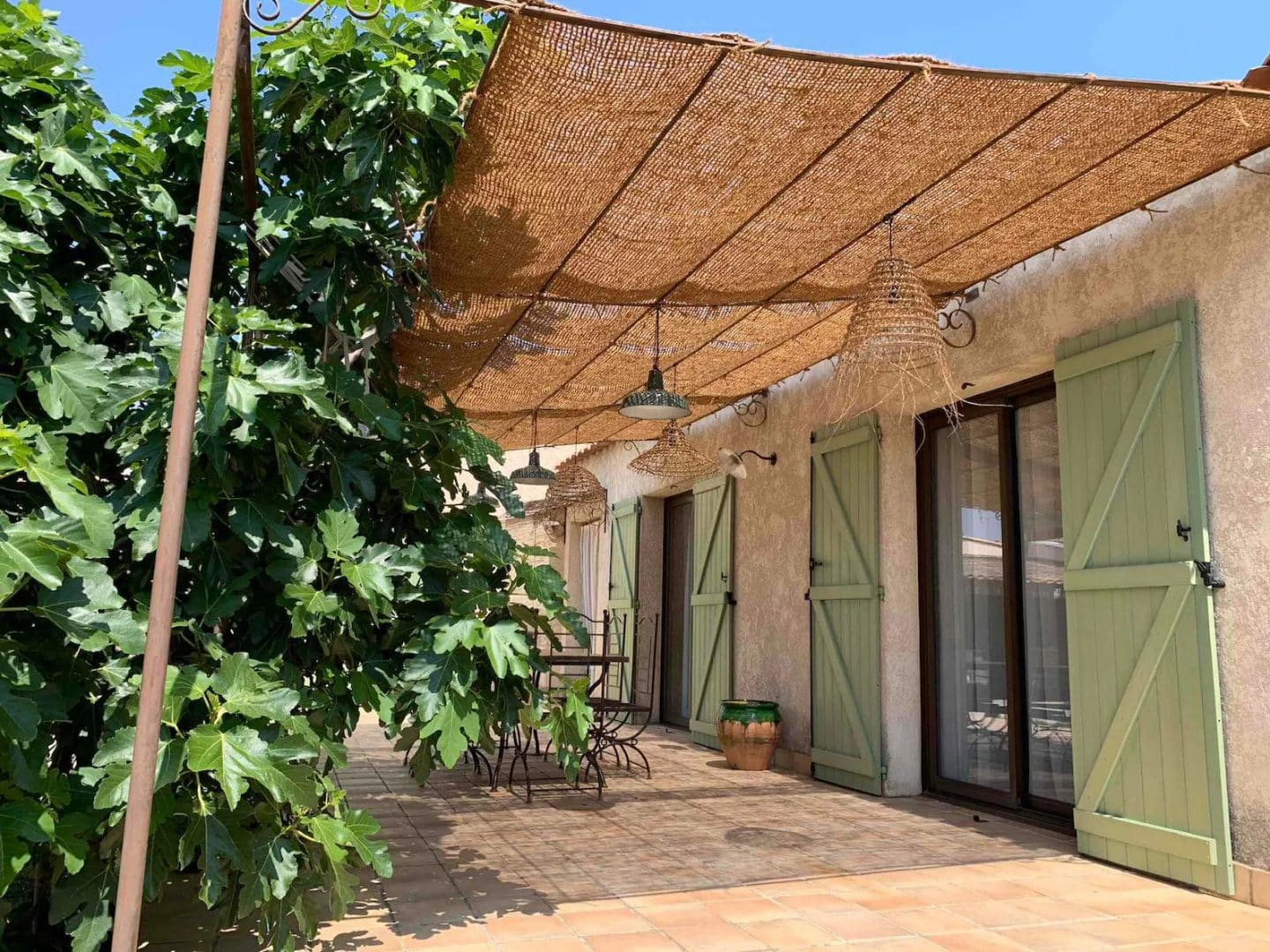 Alternative déco au parasol, les voiles d'ombrage en jute et camouflage apportent une ombre naturelle et du style à votre terrasse ou jardin. Découvrez nos 8 modèles coup de cœur. 🌿☀️ // Hëllø Blogzine blog deco & lifestyle www.hello-hello.fr