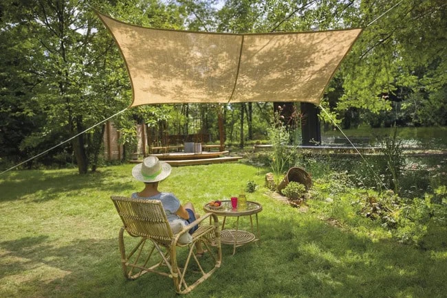 Alternative déco au parasol, les voiles d'ombrage en jute et camouflage apportent une ombre naturelle et du style à votre terrasse ou jardin. Découvrez nos 8 modèles coup de cœur. 🌿☀️ // Hëllø Blogzine blog deco & lifestyle www.hello-hello.fr