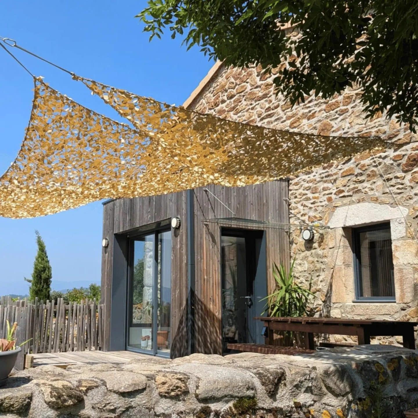 Alternative déco au parasol, les voiles d'ombrage en jute et camouflage apportent une ombre naturelle et du style à votre terrasse ou jardin. Découvrez nos 8 modèles coup de cœur. 🌿☀️ // Hëllø Blogzine blog deco & lifestyle www.hello-hello.fr